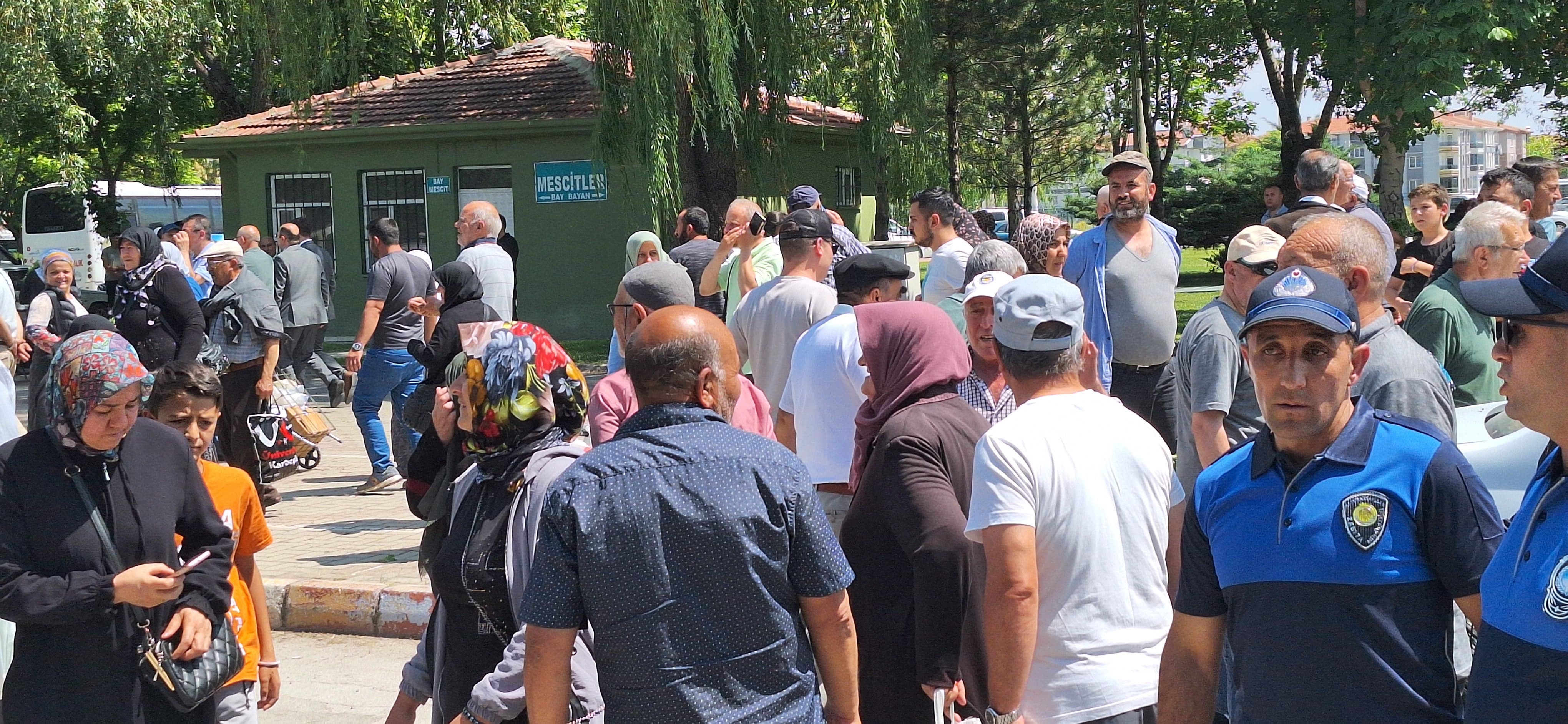 Afyon’da Fide Dağıtım Töreninde İzdiham: Başkan Köksal Güvenli Alana Alındı