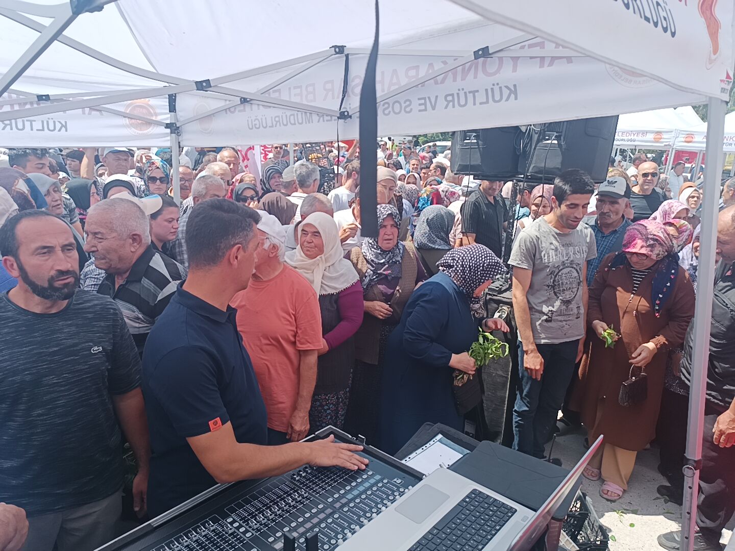 Afyon’da Fide Dağıtım Töreninde İzdiham: Başkan Köksal Güvenli Alana Alındı