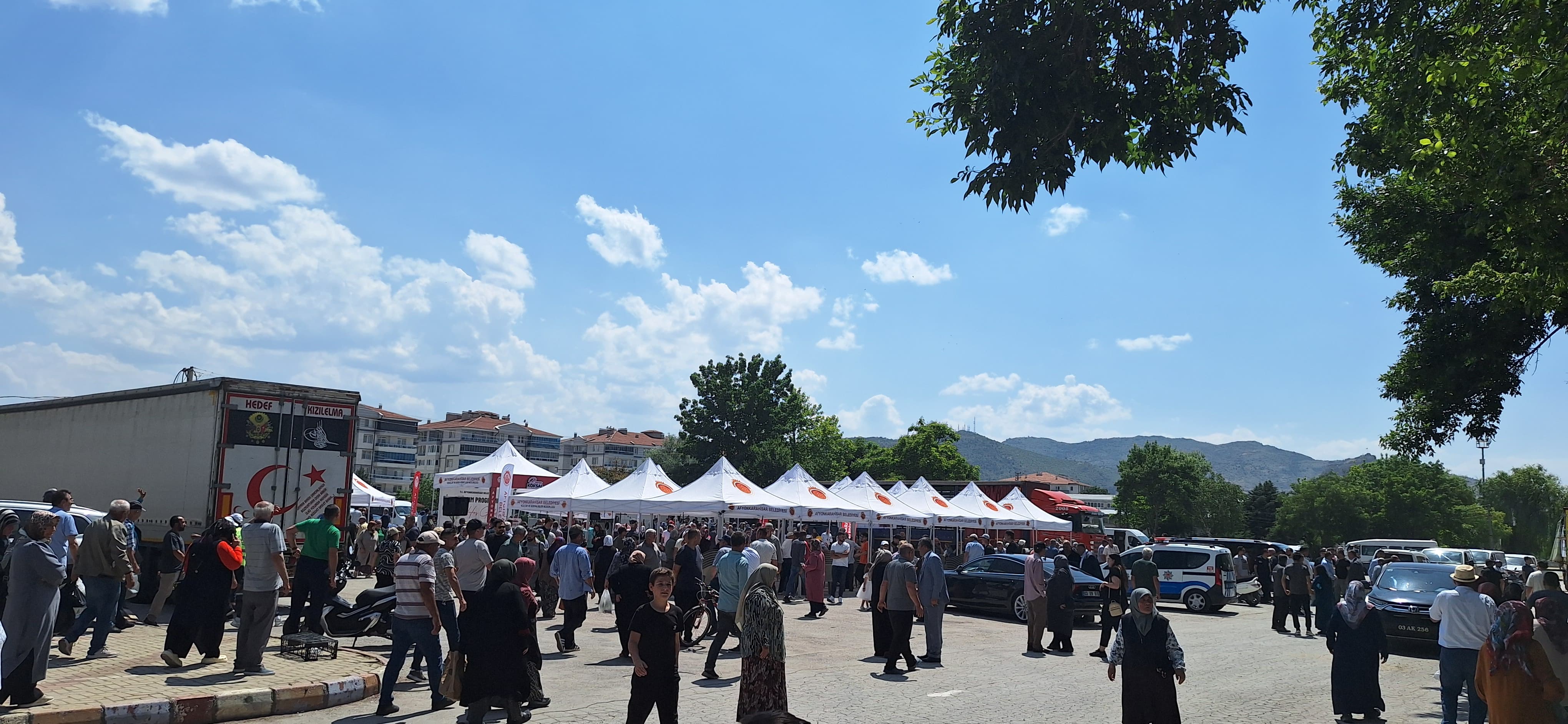 Afyon’da Fide Dağıtım Töreninde İzdiham: Başkan Köksal Güvenli Alana Alındı
