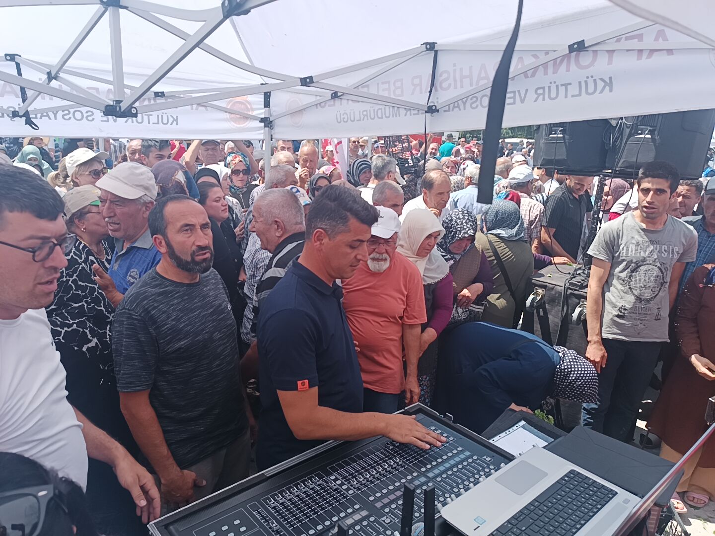Afyon’da Fide Dağıtım Töreninde İzdiham: Başkan Köksal Güvenli Alana Alındı