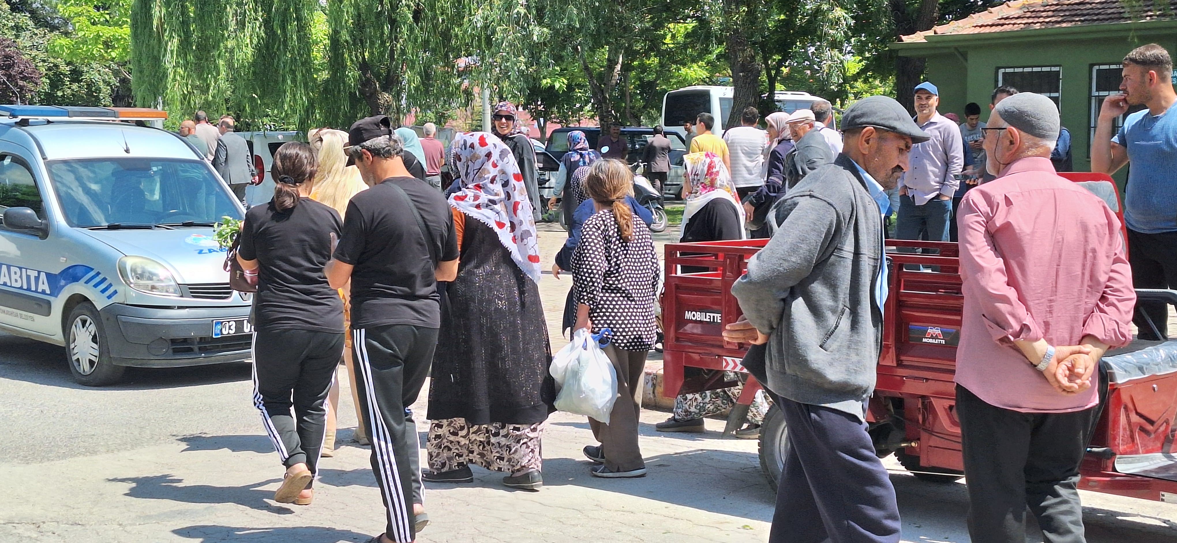 Afyon’da Fide Dağıtım Töreninde İzdiham: Başkan Köksal Güvenli Alana Alındı