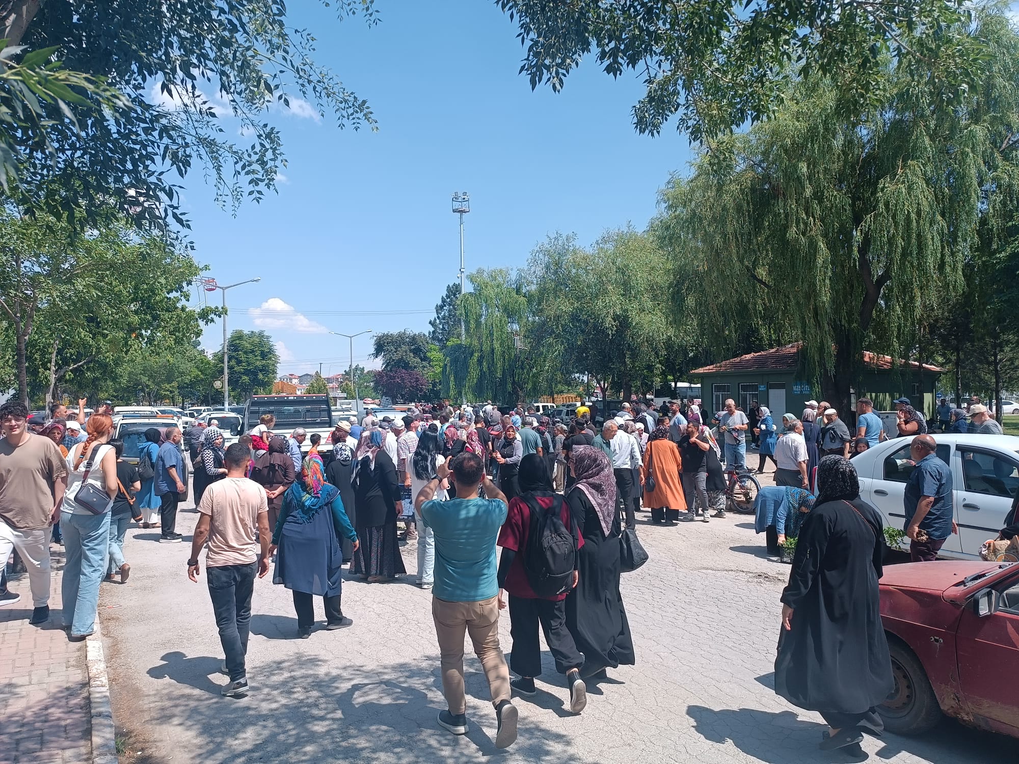 Afyon’da Fide Dağıtım Töreninde İzdiham: Başkan Köksal Güvenli Alana Alındı