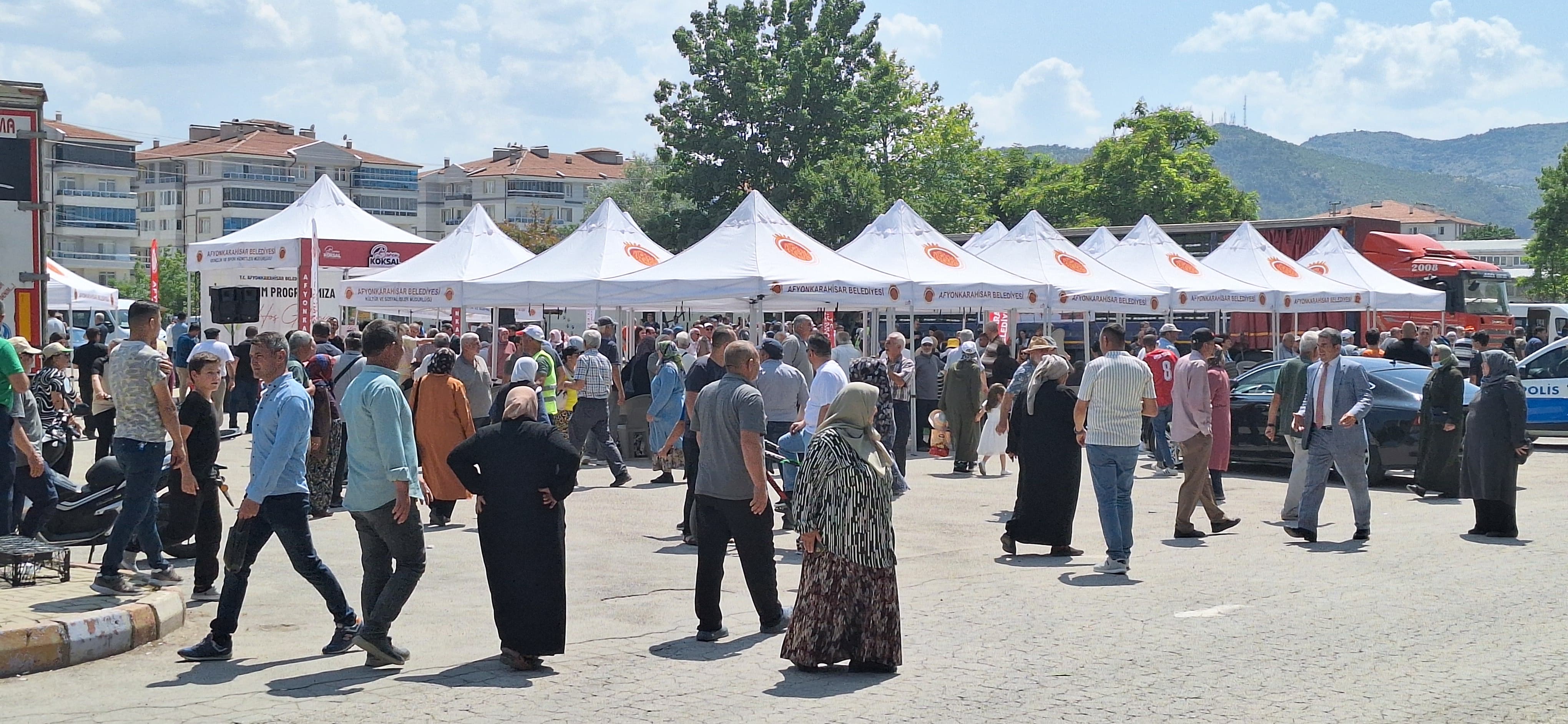 Afyon’da Fide Dağıtım Töreninde İzdiham: Başkan Köksal Güvenli Alana Alındı