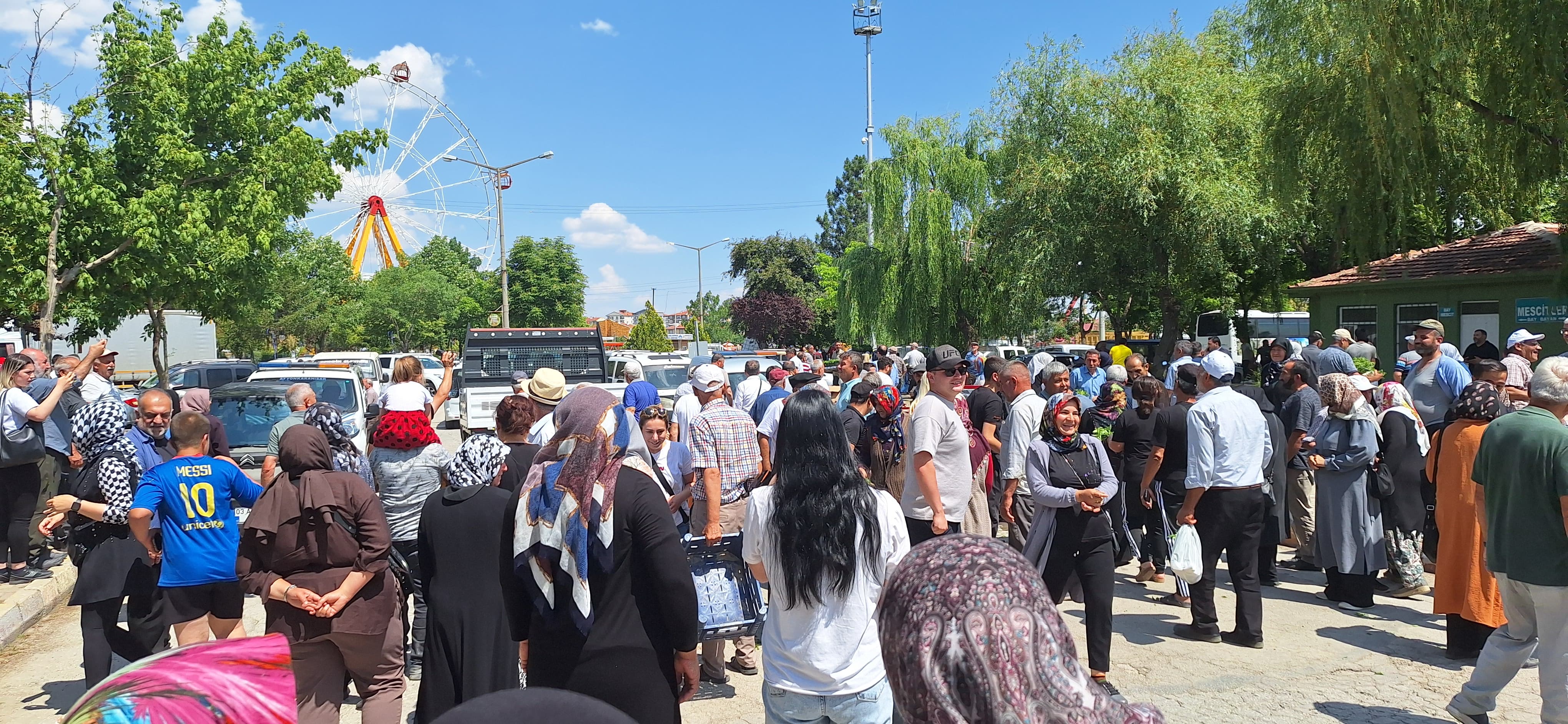 Afyon’da Fide Dağıtım Töreninde İzdiham: Başkan Köksal Güvenli Alana Alındı