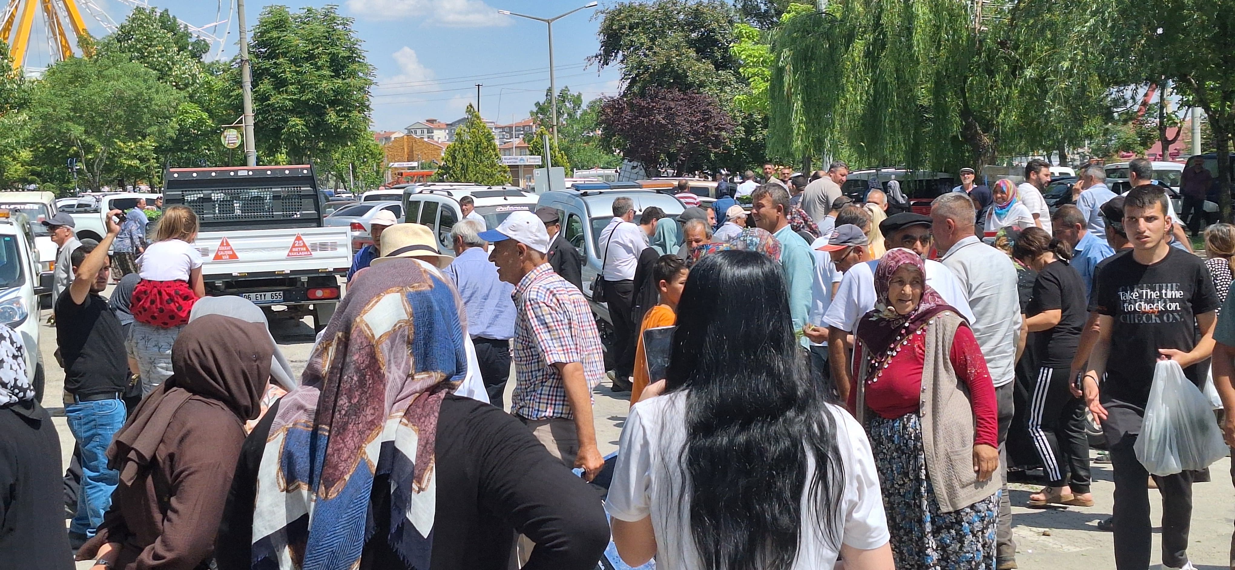 Afyon’da Fide Dağıtım Töreninde İzdiham: Başkan Köksal Güvenli Alana Alındı