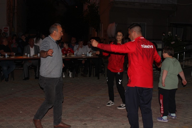 Minderin Sultanları Memleketlerinde Coşkuyla Karşılandı