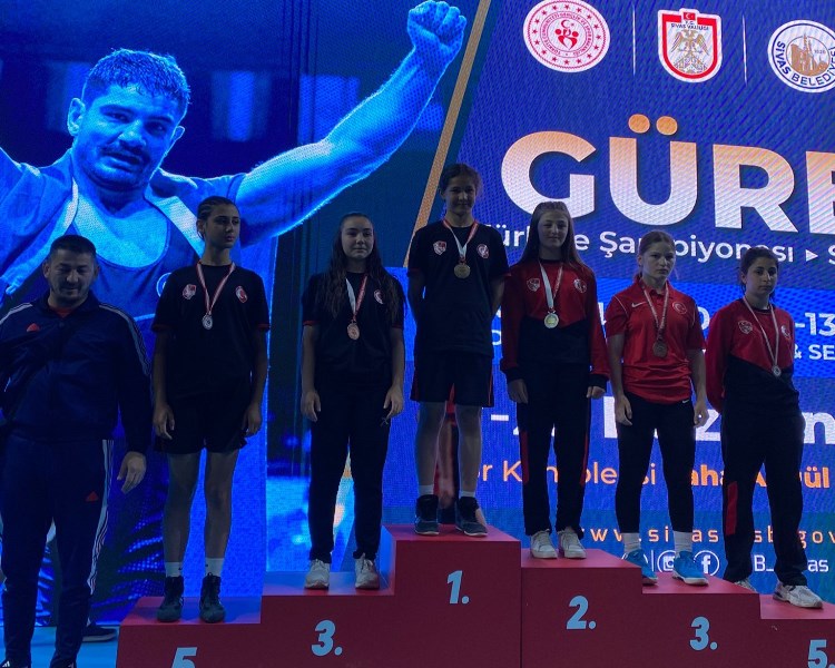 Taşoluk Belediye Spor Kulübü'nün Genç Güreşçileri Sivas'tan Madalyalarla Döndü!
