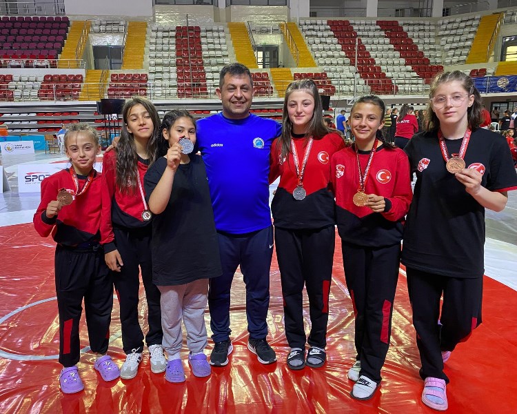 Taşoluk Belediye Spor Kulübü'nün Genç Güreşçileri Sivas'tan Madalyalarla Döndü!