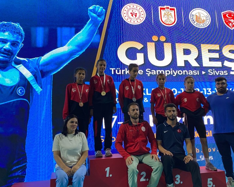 Taşoluk Belediye Spor Kulübü'nün Genç Güreşçileri Sivas'tan Madalyalarla Döndü!