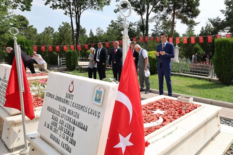 15 Temmuz’da Şehitlikte Duygu Yüklü Tören