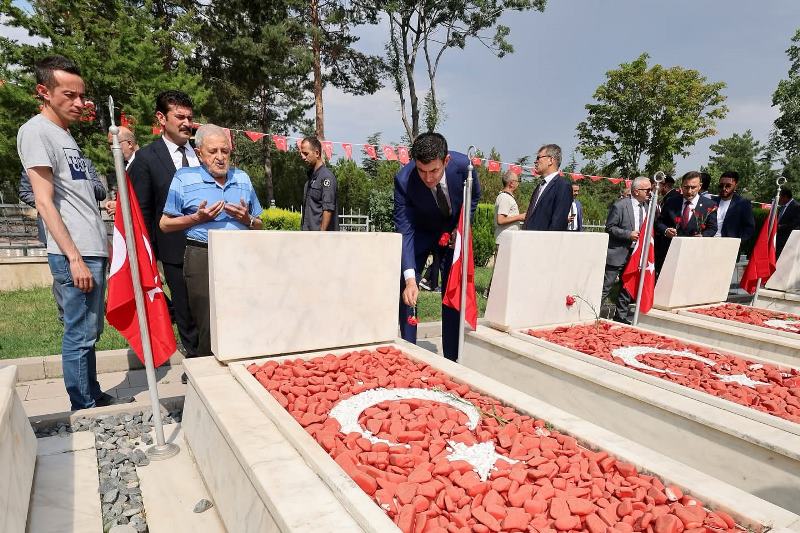 15 Temmuz’da Şehitlikte Duygu Yüklü Tören