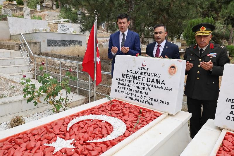 15 Temmuz’da Şehitlikte Duygu Yüklü Tören