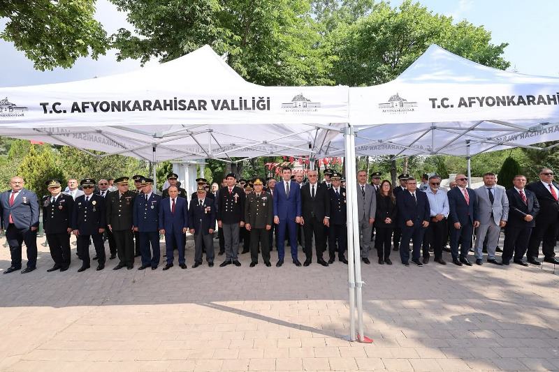 15 Temmuz’da Şehitlikte Duygu Yüklü Tören