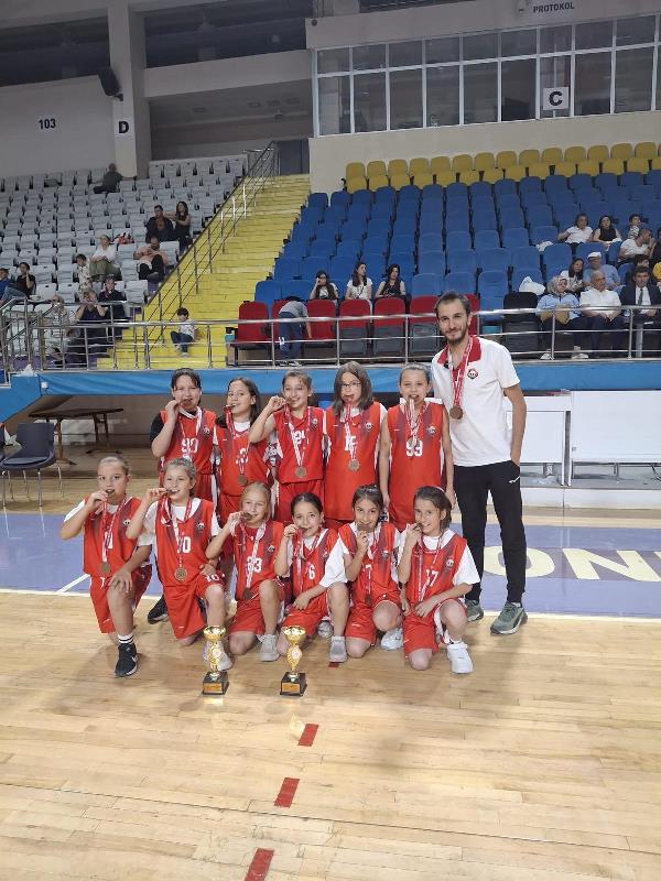 Gazi Basketbol Kız Takımı, U12 Liginde Namağlup Şampiyon Oldu