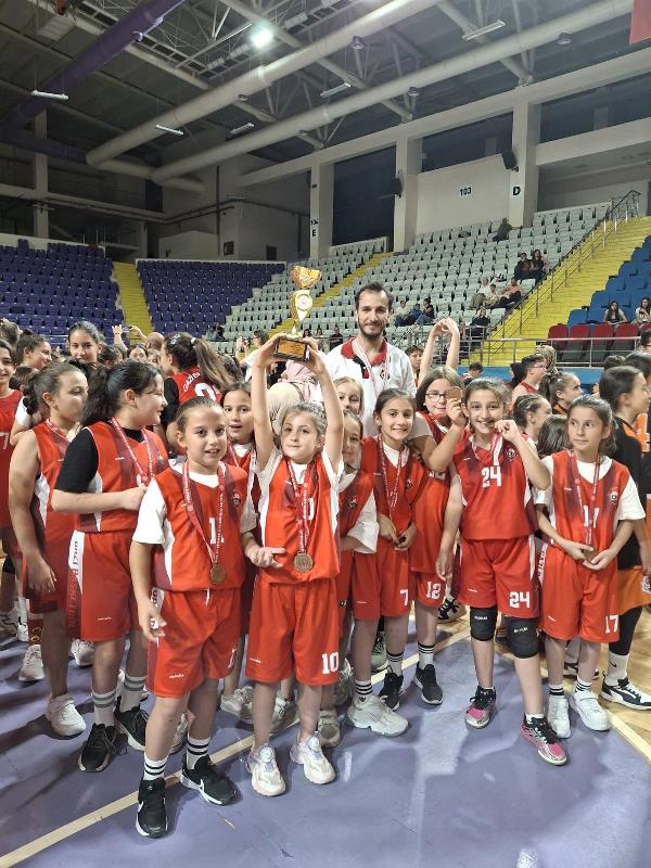 Gazi Basketbol Kız Takımı, U12 Liginde Namağlup Şampiyon Oldu