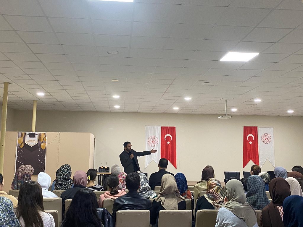 Akyüz Öğrencilere Edebiyatı Anlattı