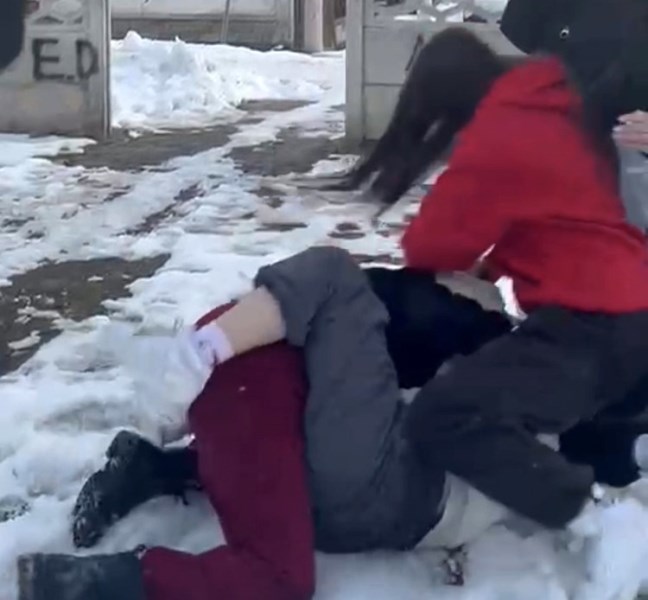Zorla Para İstediler, Parka Götürüp Dövdüler!