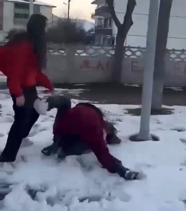 Zorla Para İstediler, Parka Götürüp Dövdüler!