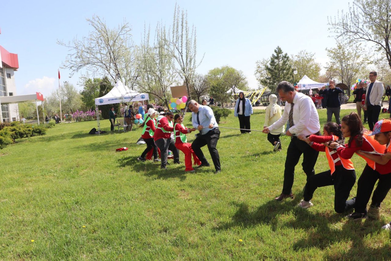 Afyonkarahisar'da "3. Geleneksel Çocuk Şenliği" Renkli Görüntülerle Gerçekleşti