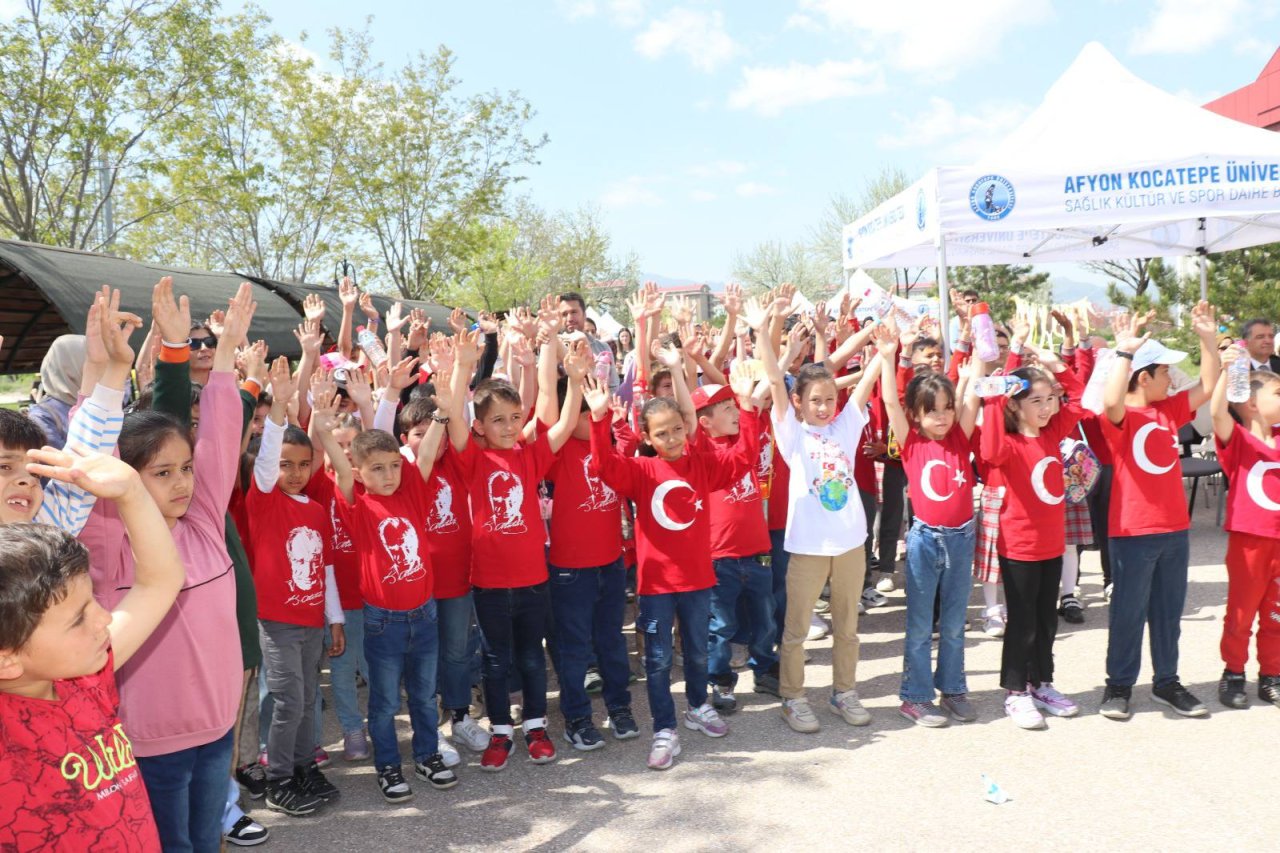 Afyonkarahisar'da "3. Geleneksel Çocuk Şenliği" Renkli Görüntülerle Gerçekleşti