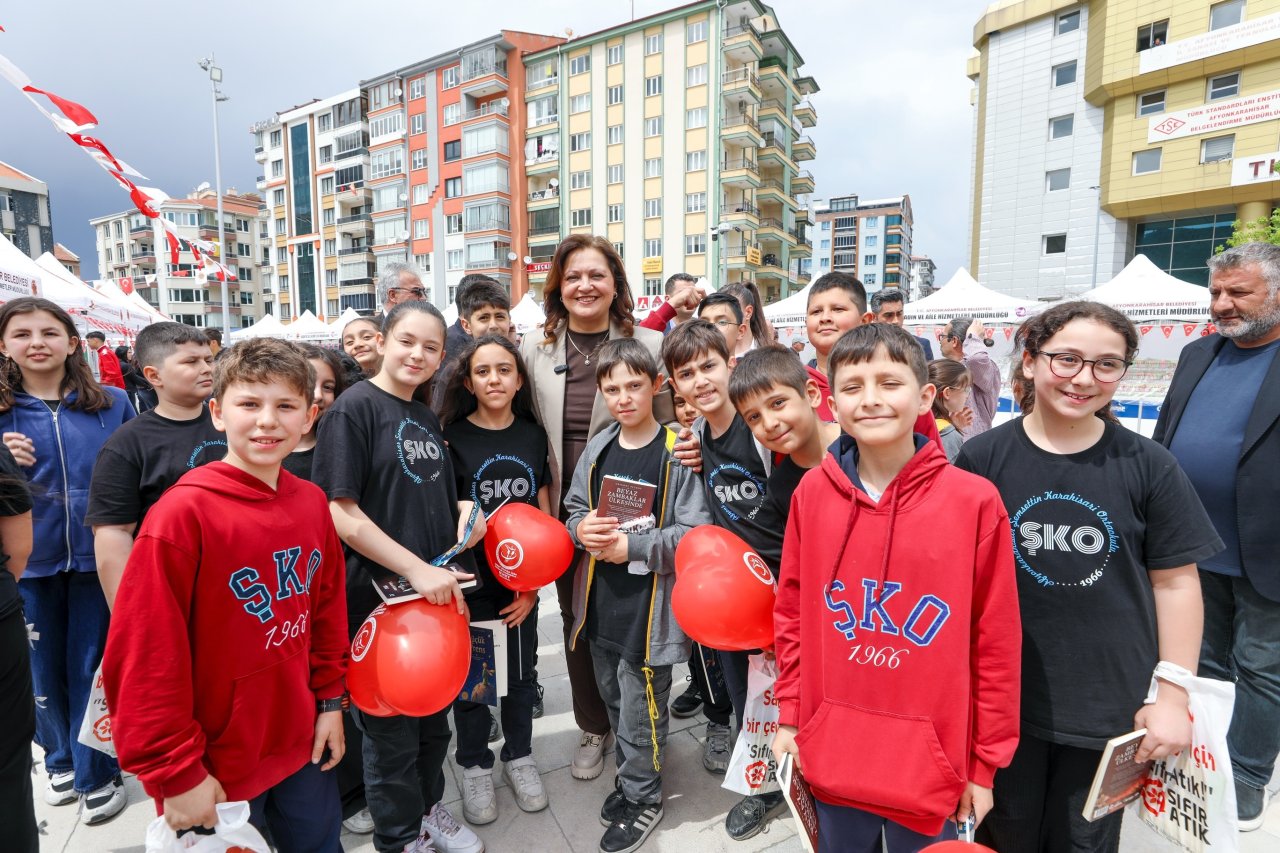 Afyonkarahisar Kitap Günleri’ne Yoğun İlgi: Başkan Köksal Kitapseverlerle Buluştu