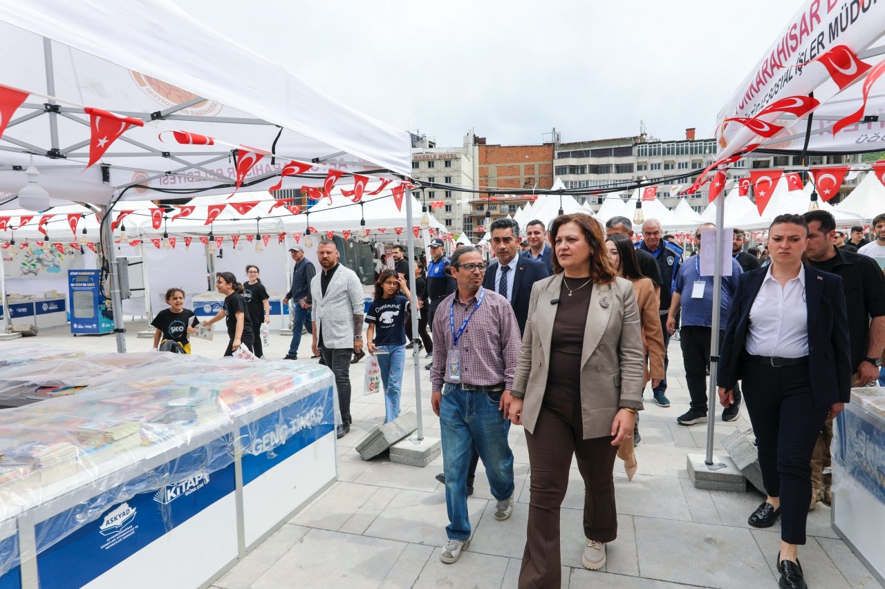Afyonkarahisar Kitap Günleri’ne Yoğun İlgi: Başkan Köksal Kitapseverlerle Buluştu