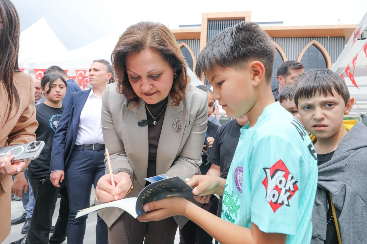 Afyonkarahisar Kitap Günleri’ne Yoğun İlgi: Başkan Köksal Kitapseverlerle Buluştu