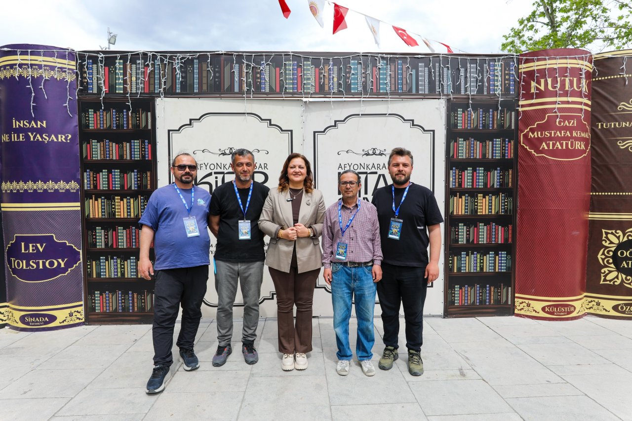 Afyonkarahisar Kitap Günleri’ne Yoğun İlgi: Başkan Köksal Kitapseverlerle Buluştu