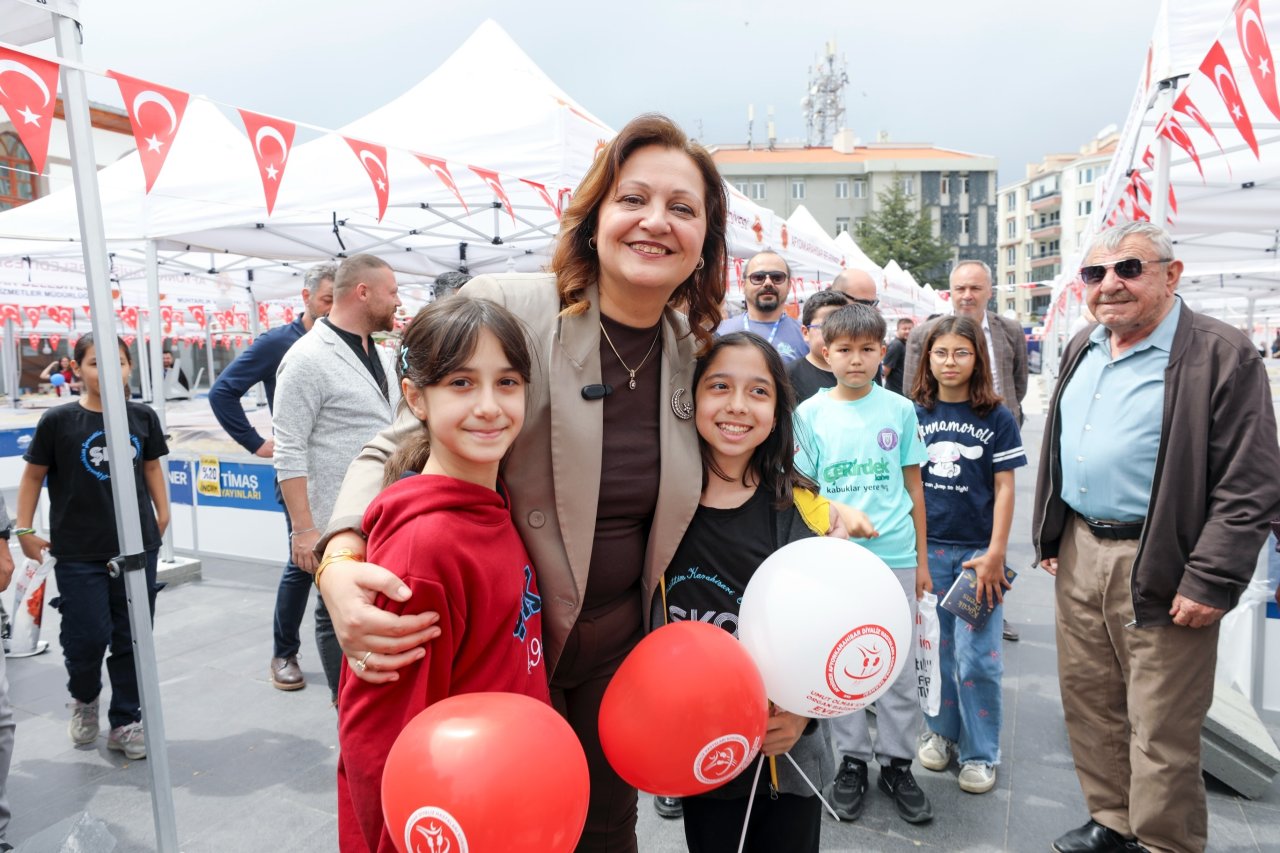Afyonkarahisar Kitap Günleri’ne Yoğun İlgi: Başkan Köksal Kitapseverlerle Buluştu