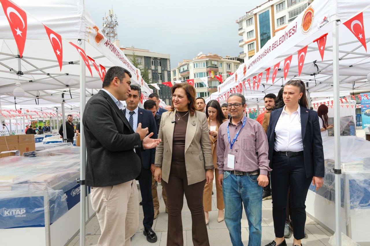 Afyonkarahisar Kitap Günleri’ne Yoğun İlgi: Başkan Köksal Kitapseverlerle Buluştu