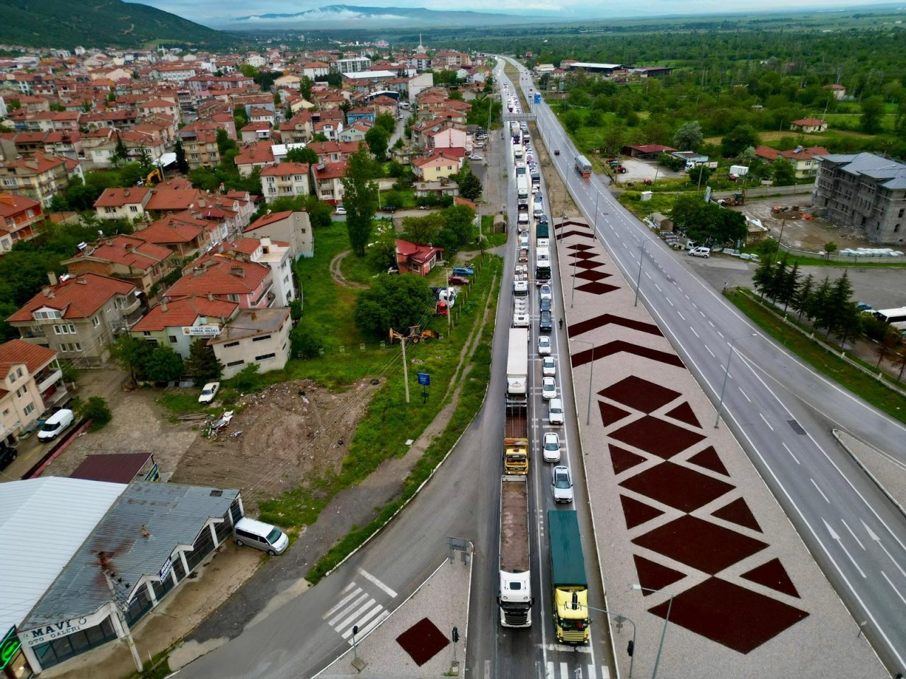 Afyonkarahisar’da Bayram Trafiği Yoğunluğu, Uzun Kuyruklar Oluştu
