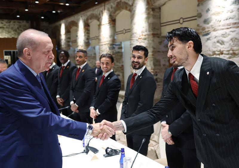 Erdoğan, Galatasaraylı Futbolcuları Külliye’de Ağırladı