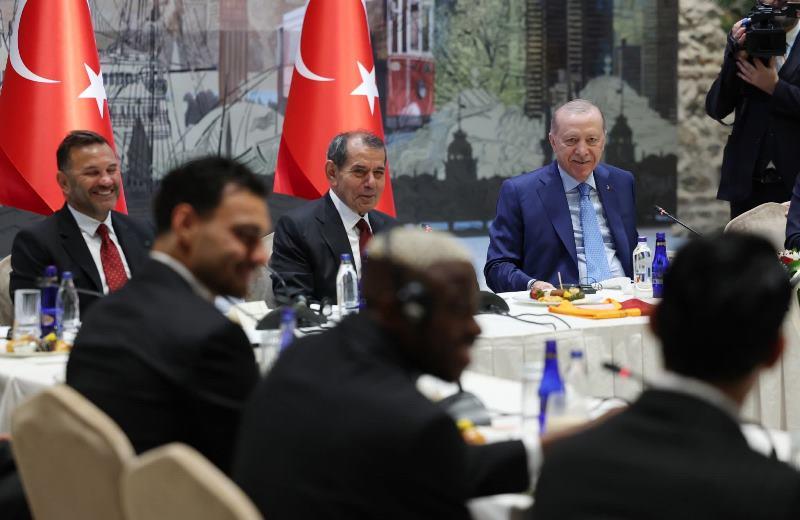 Erdoğan, Galatasaraylı Futbolcuları Külliye’de Ağırladı