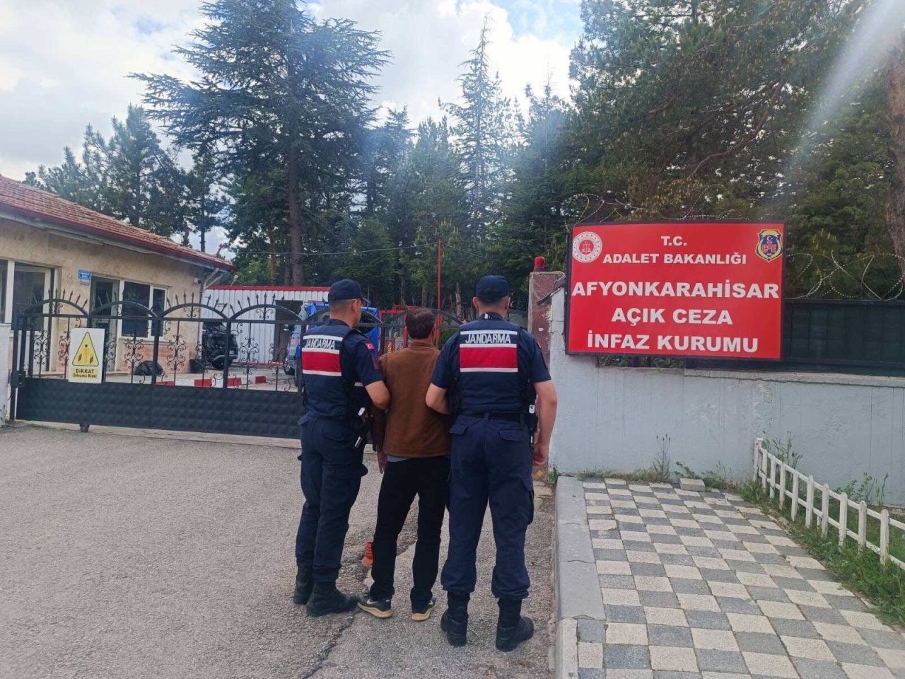 Afyonkarahisar'da Jandarmadan Aranan Şahıslara Yönelik Operasyon