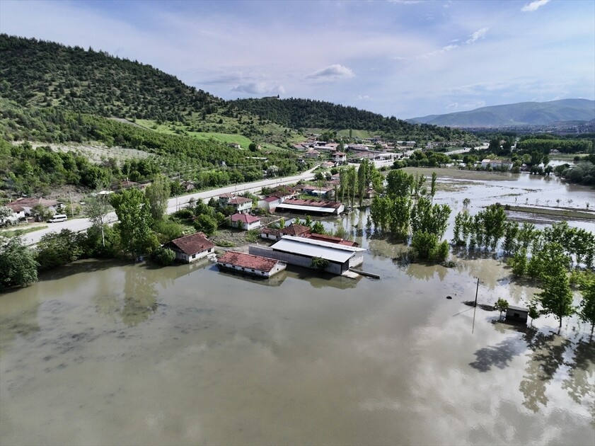 Tokat’ta Taşkın Alarmı: Turhal’da Tarım Arazileri Sular Altında Kaldı