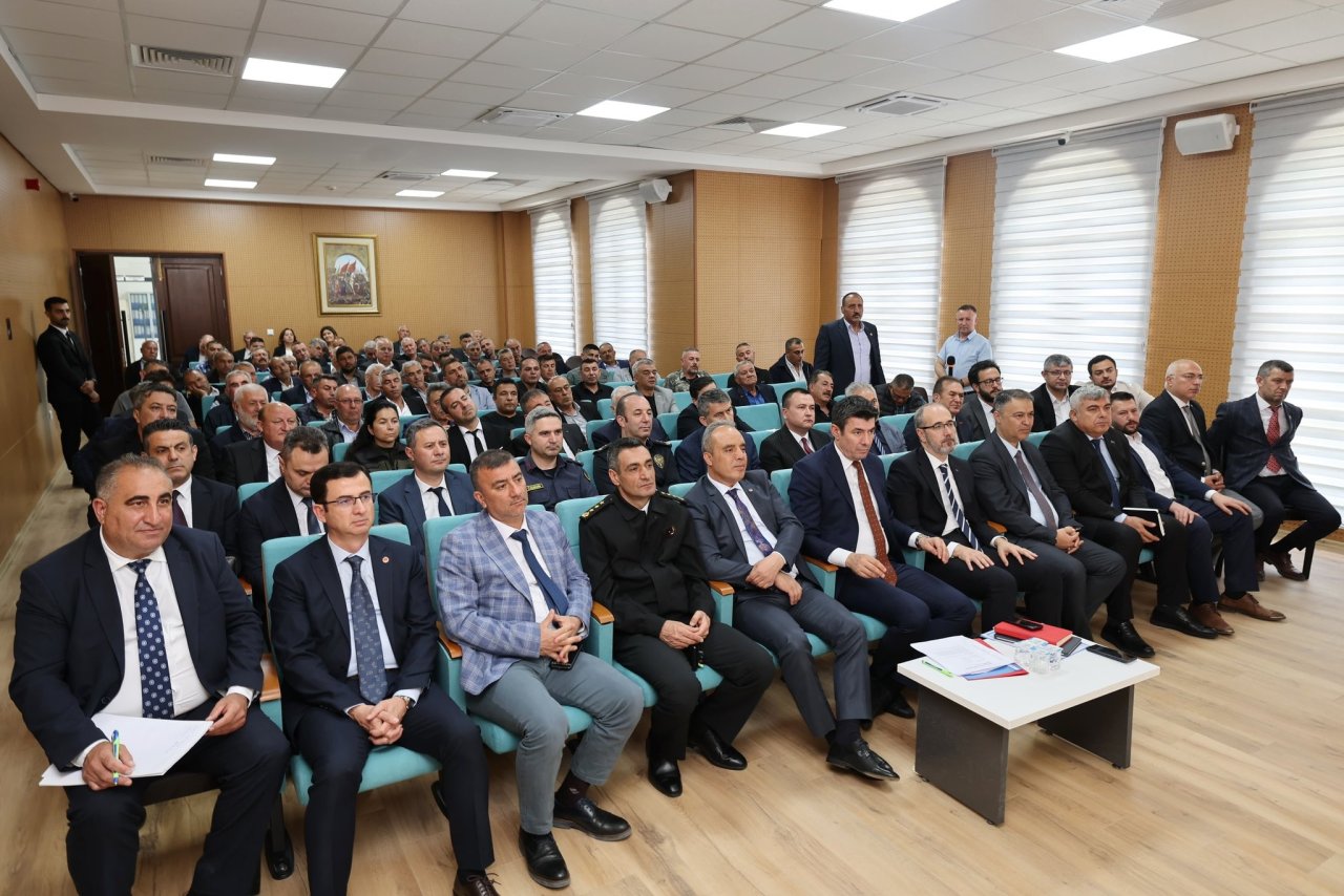 Vali Dr. Naci Aktaş Sandıklı’da Muhtarlar Ve Kurum Müdürleriyle Bir Araya Geldi