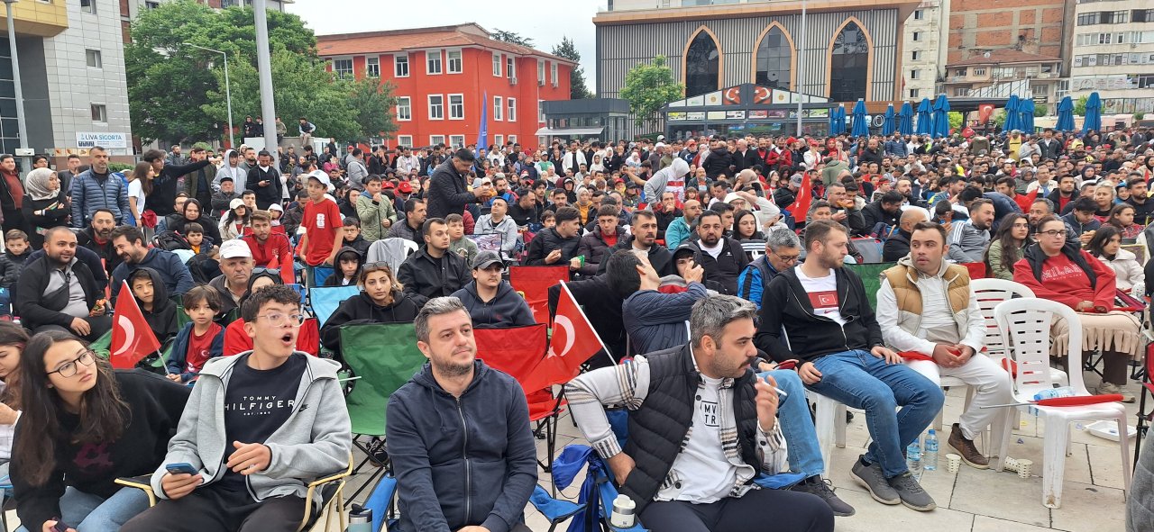 Afyon’da Milli Takım Coşkusu! Zafer Meydanı Kırmızı-Beyaza Büründü
