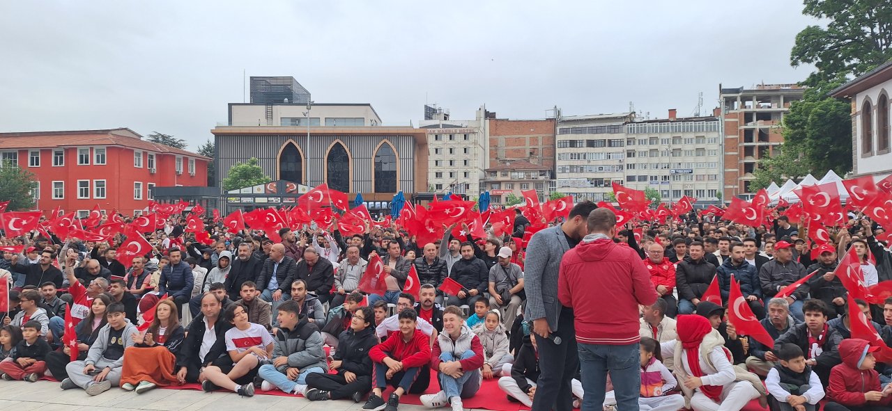 Afyon’da Milli Takım Coşkusu! Zafer Meydanı Kırmızı-Beyaza Büründü