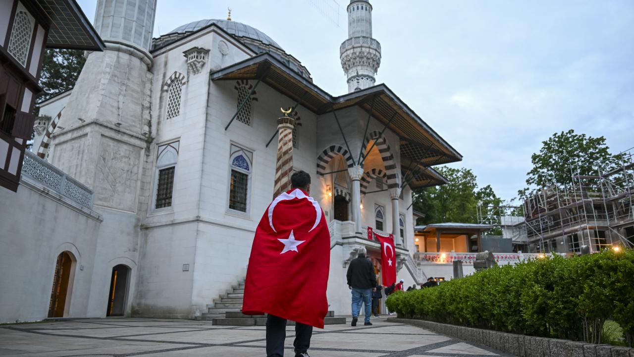 Berlin’de Önce Sabah Namazı, Sonra Milli Destek! Gurbetçiler Ay-Yıldızlılar İçin Buluştu