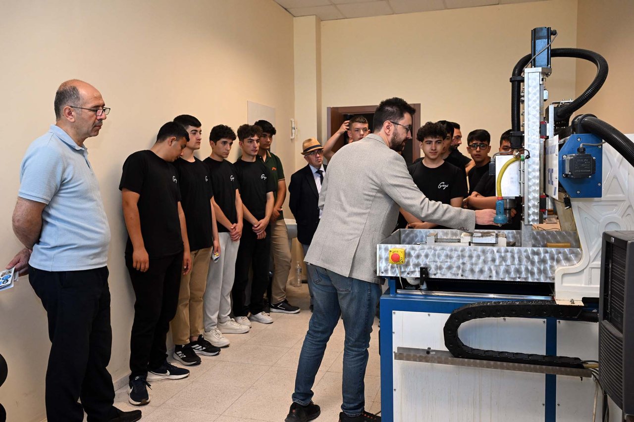 AKÜ’den Lise Öğrencilerine "Geleceğin Meslekleri" Etkinliği: Teknoloji Fakültesi Kapılarını Açtı
