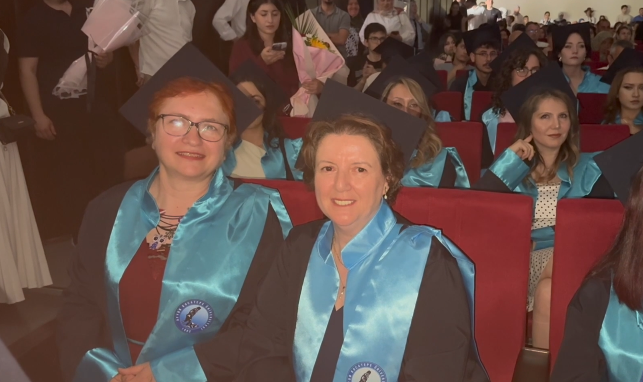 56 Yaşında Üniversite Hayallerini Gerçekleştirdiler: İki Yakın Arkadaş Birlikte Mezun Oldu