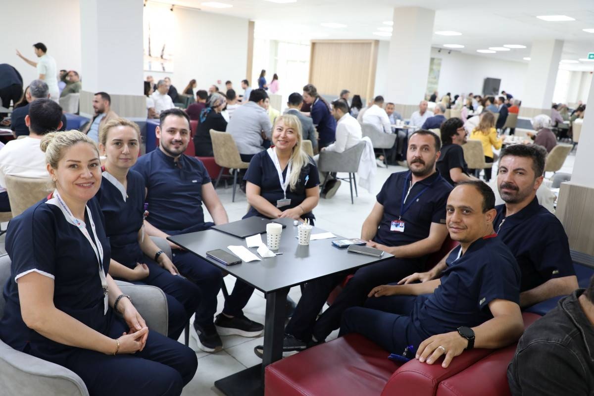 AFSÜ’de Kurban Bayramı Coşkusu: Üniversite Personeli Bayramlaşma Töreninde Buluştu