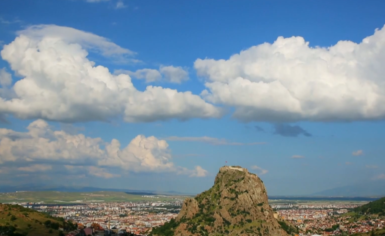 Afyon Semalarında Görsel Şölen: Bulutlar Kale Etrafında Dans Etti