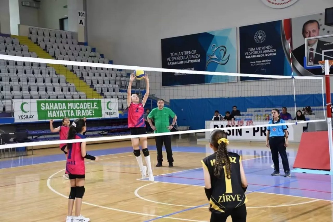Afyon’da Voleybol Heyecanı Sona Erdi: Kupa Kurşun Spor ’un Oldu