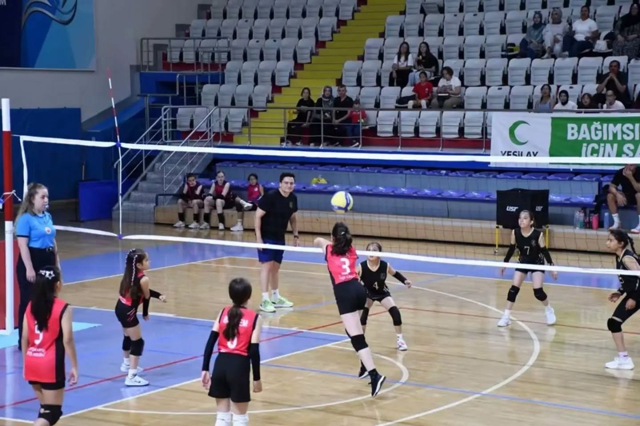 Afyon’da Voleybol Heyecanı Sona Erdi: Kupa Kurşun Spor ’un Oldu