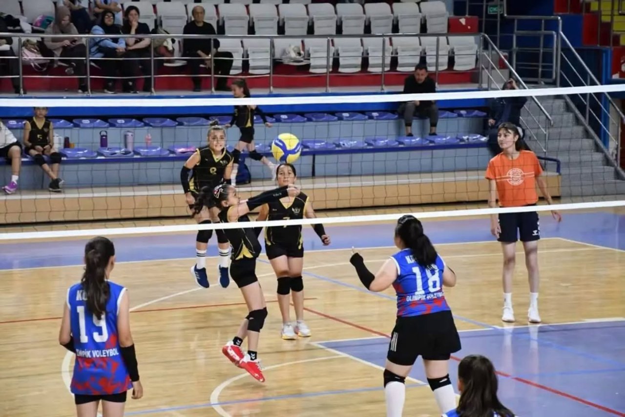 Afyon’da Voleybol Heyecanı Sona Erdi: Kupa Kurşun Spor ’un Oldu