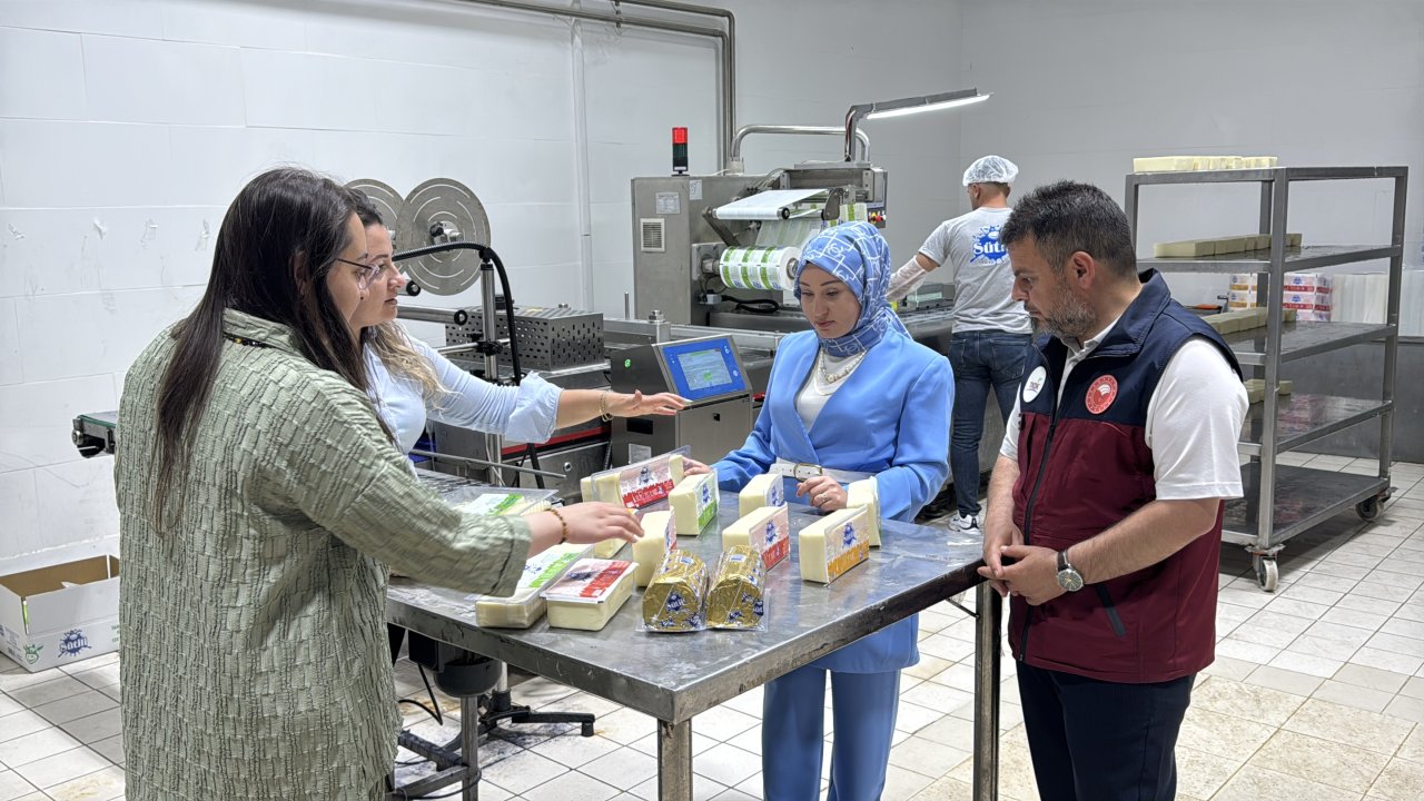 Afyonkarahisar’da 3 Kız Kardeş Babalarının Kurduğu Süt Tesisiyle İhracat Hedefliyor