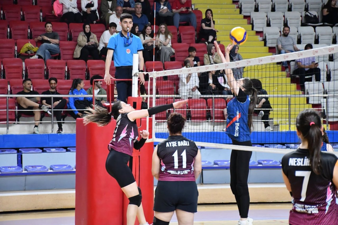 Afyonkarahisar’da Büyük Kadınlar Voleybol Müsabakaları Tamamlandı