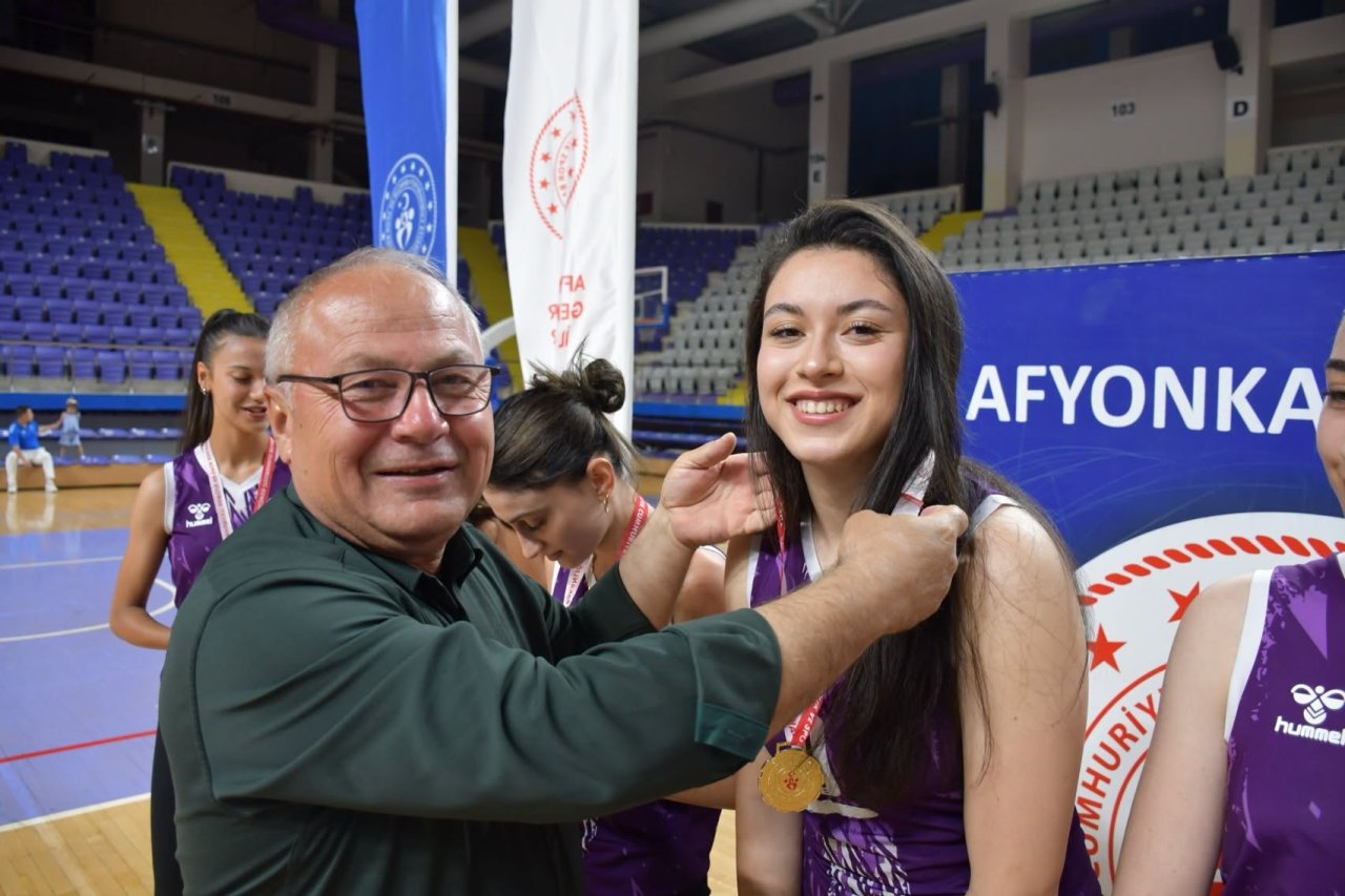 Afyonkarahisar’da Büyük Kadınlar Voleybol Müsabakaları Tamamlandı