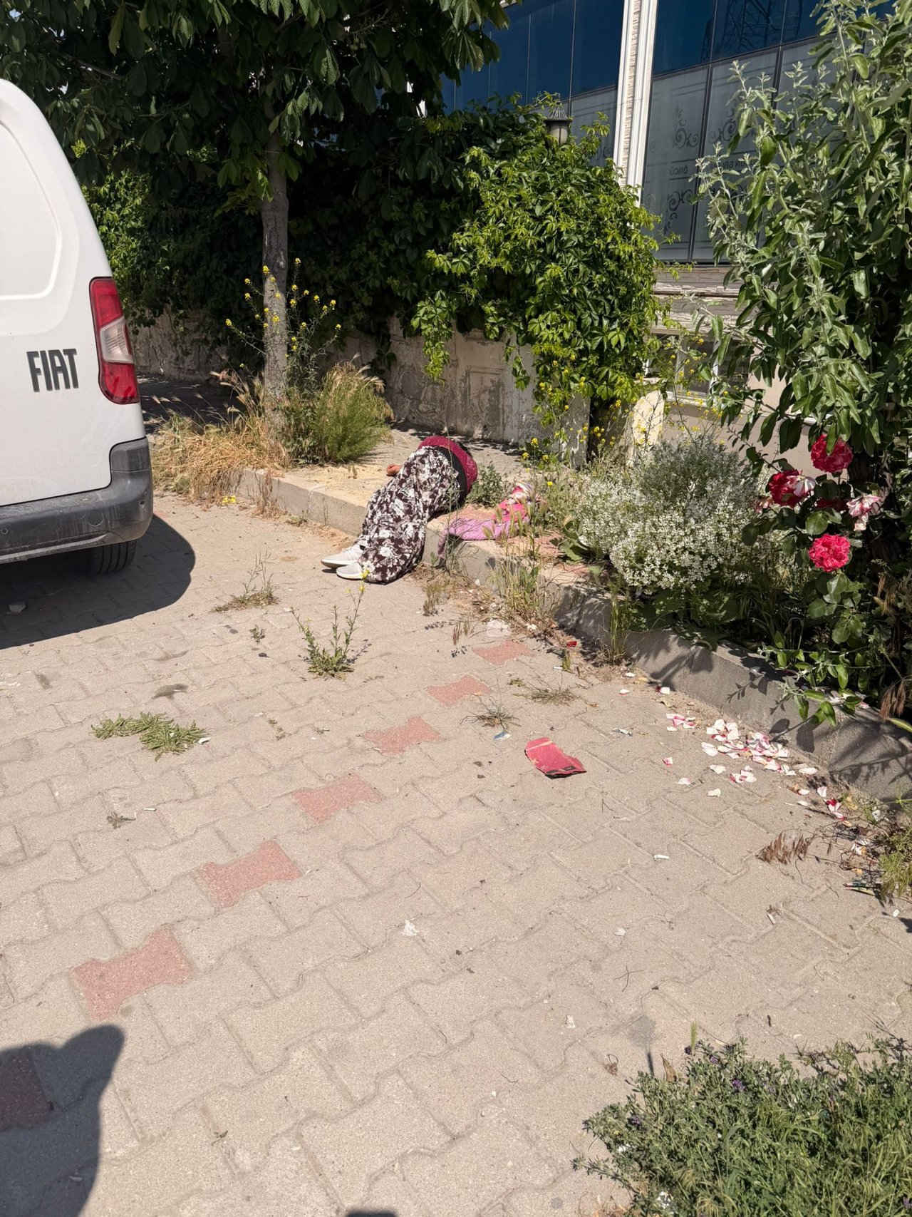 Afyonkarahisar'da Kaldırımda Yatan Kadının Yardımına Esnaf Koştu